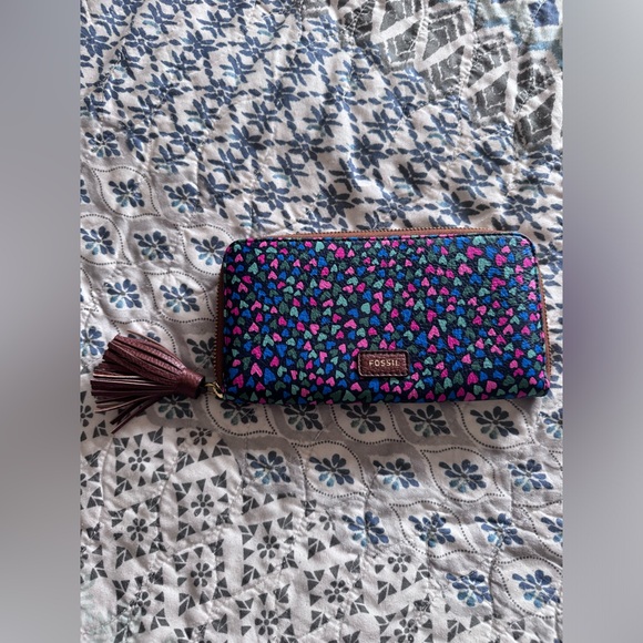 Fossil multicolored heart zip around wallet, NWOT, adorable tassel detail - Picture 4 of 4